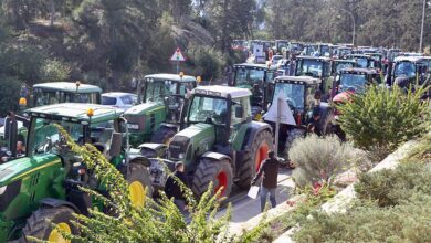 Rum çiftçilerden Başkanlık Sarayı önünde olaylı eylem 5 rum ciftcilerden baskanlik sarayi onunde olayli eylem G3lLTmrK