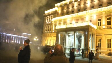 sirbistan secimlerinde usulsuzluk iddialarimuhalif protestocular belgrad belediye baskanligina girmeye calisti XansSRdM
