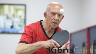 72 yasindaki masa teniscisi turnuvalarda raket salliyor hM62hzf8