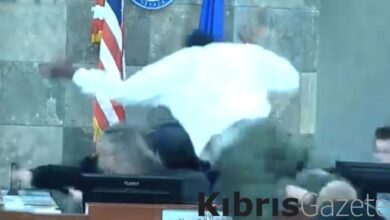 ABD'de mahkeme karıştı: Sanıktan yargıca saldırı 7 abdde mahkeme karisti saniktan yargica saldiri qGCRlLy4