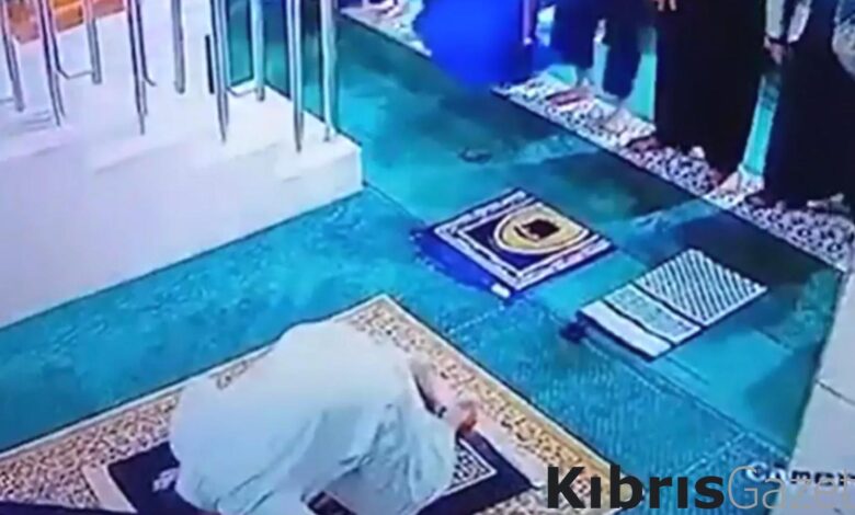 Endonezya’da imam secdede vefat etti, cemaat namaza devam etti! 1 endonezyada imam secdede vefat etti cemaat namaza devam etti fnquR52L