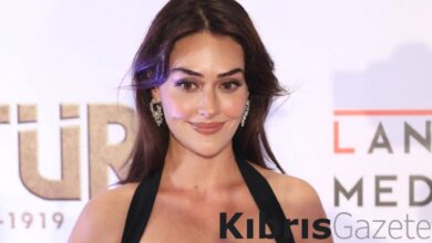 Esra Bilgiç kırmızı çorabını giydi, koltuk pozu verdi "Kalp var bizde" 9 esra bilgic kirmizi corabini giydi koltuk pozu verdi kalp var bizde M6elF99N