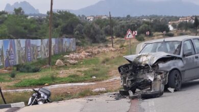 girne tatlisu ana yolunda bir motosiklet ile araba carpisti 4ZNSr8fK