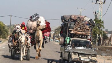 israil saldirilari nedeniyle binlerce filistinli han yunustan refah bolgesine goc ediyor TKJr3fnZ