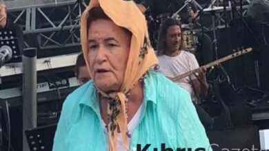 selda bagcan sahne imajiyla sosyal medyada gundem oldu AtcBLUXI