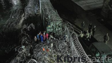 Teksas'ta göçmenler, dikenli telleri aşmaya çalışıyor 1 teksasta gocmenler dikenli telleri asmaya calisiyor HVQxjZIH