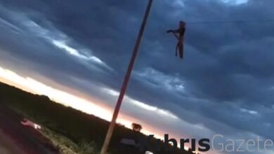 abdde korkunc trafik kazasi arabadan firladi elektrik tellerinde asili kaldi 3JOaDgAv