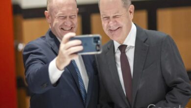 almanya basbakani scholz ile abdli senator coons arasindaki benzerlik dikkat cekiyor LcAu1VYM