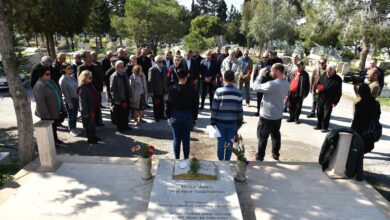 demokrasi sehitleri anildi kabirlere karanfiller birakildi k7lhS32q