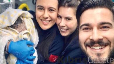 denizlide sabirsiz bebek ambulansta dogdu hatira fotografi cektirdiler bm2PDDVU