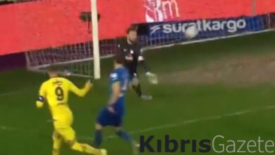 Galatasaray taraftarından tepki! Tarık Çetin, Dzeko'nun golünü bilerek yedi 10 galatasaray taraftarindan tepki tarik cetin dzekonun golunu bilerek yedi 66EBJdik