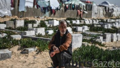 İsrail bombardımanından kaçan Gazzeli aileler mezarlıkta yaşıyor 1 israil bombardimanindan kacan gazzeli aileler mezarlikta yasiyor rC7PXO7J