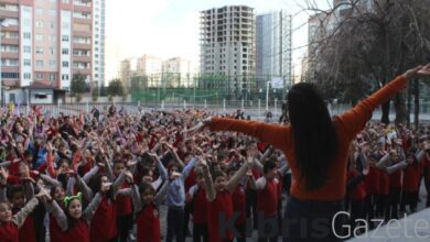 kayseride ogrencilerin eglenceli gune baslama ritueli 4ZegRg6B