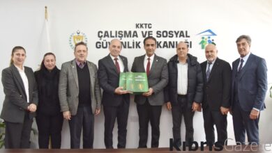 sehit aileleri dernegi sehitler olmez albumunu gardiyanogluna takdim etti lx5EawBV