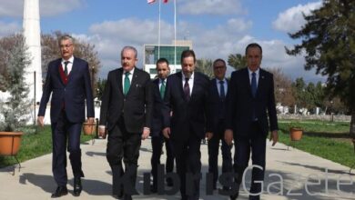 sentoptan denktas ve kucukun anit mezarlarina ziyaret PECRkXrT