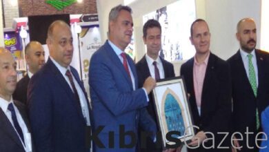 turkiyenin abu dabi buyukelcisi tuncer north cyprus semsiye standini ziyaret etti xYGjxi3J