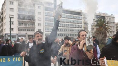 Yunanistan'da arıcıların protestosu: Arı körüklerini yaktılar 8 yunanistanda aricilarin protestosu ari koruklerini yaktilar WDtsn4qi