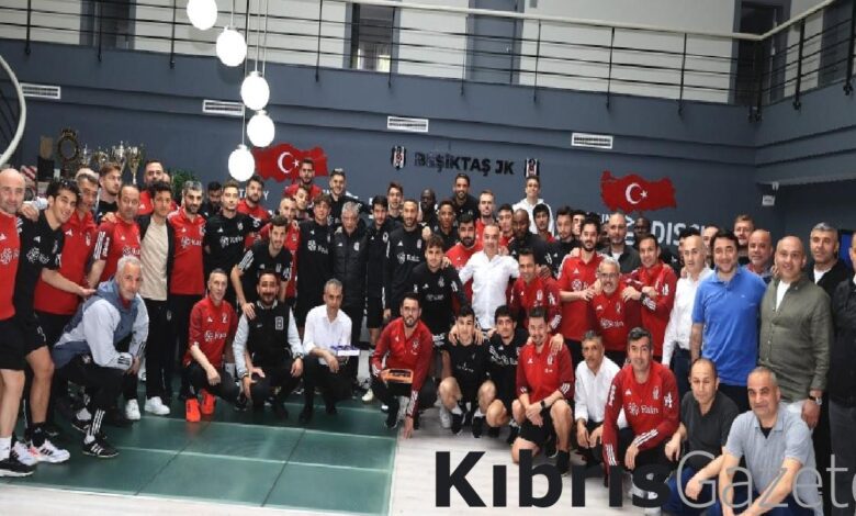 Beşiktaş teknik heyeti ve oyuncular, bayramlaşma töreninde buluştu 1 besiktas teknik heyeti ve oyuncular bayramlasma toreninde bulustu rjQaHzdG