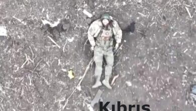 El bombası, baygın Rus askerinin kaskından sekti! 2 el bombasi baygin rus askerinin kaskindan sekti XRYYtBhP