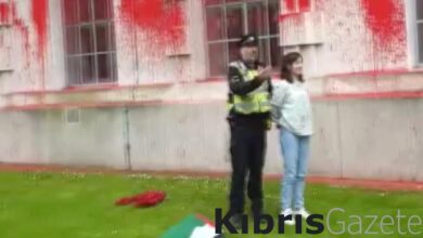 İngiltere Savunma Bakanlığı'na boyalı saldırı düzenlendi 8 ingiltere savunma bakanligina boyali saldiri duzenlendi N6wMhUw7