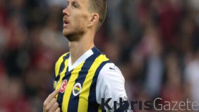 Olympiakos taraftarıyla tartışan Edin Dzeko tribünlere Türk bayrağını gösterdi 10 olympiakos taraftariyla tartisan edin dzeko tribunlere turk bayragini gosterdi Z2cJGHSU